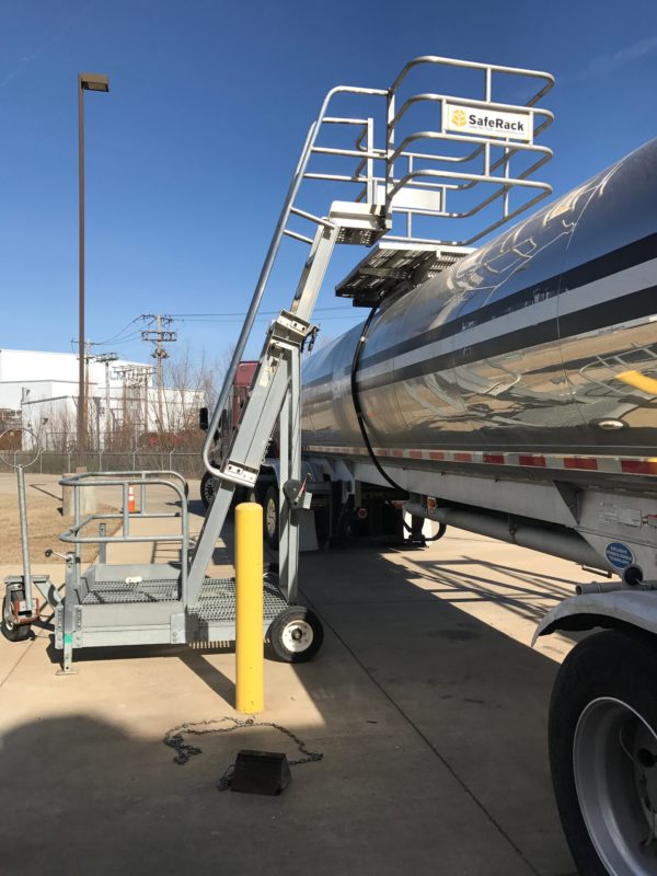 Rolling platform for tank truck hatch