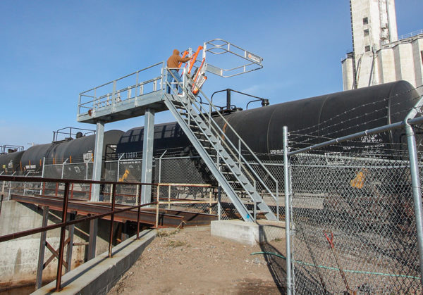 Railcar single sided track mounted SAS self adjusting stair gangway platform