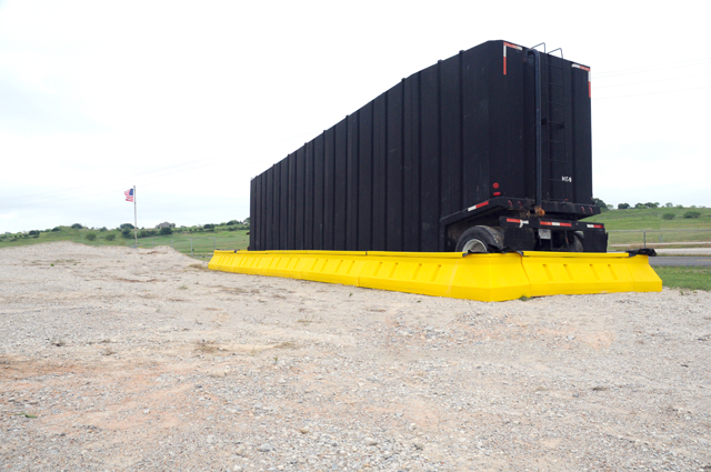 ultra containment wall with frac tank