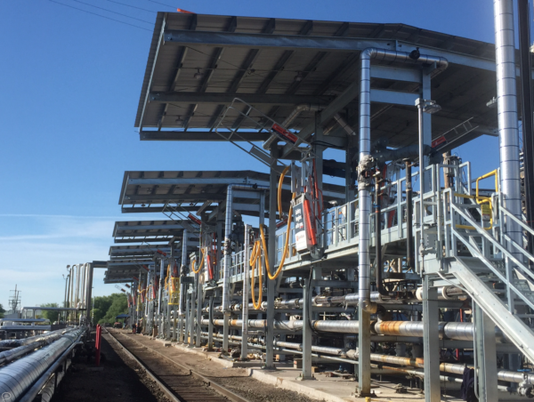 Railcar platfrom with saferack gangway for top loading